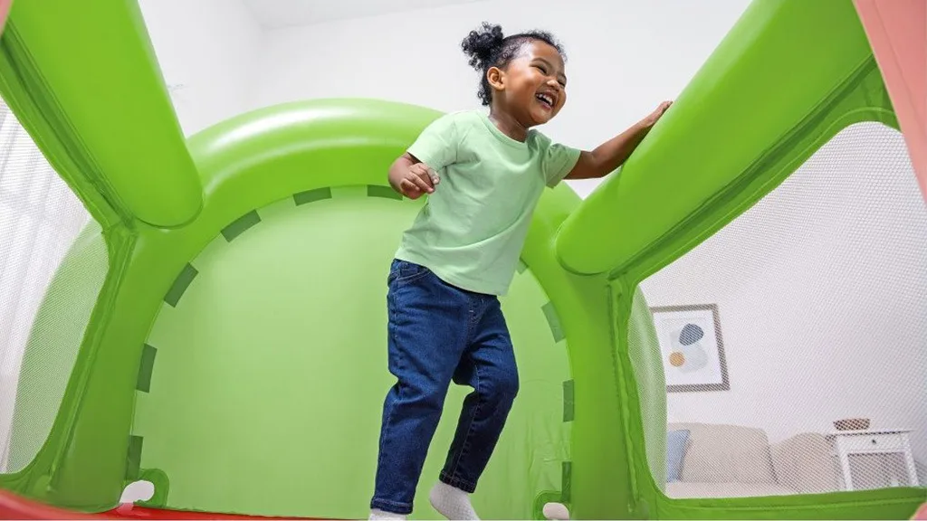 Groovy Glow Wubble je vonkajšia hračka použiteľná po celý rok, ktorá svieti podľa dotyku.