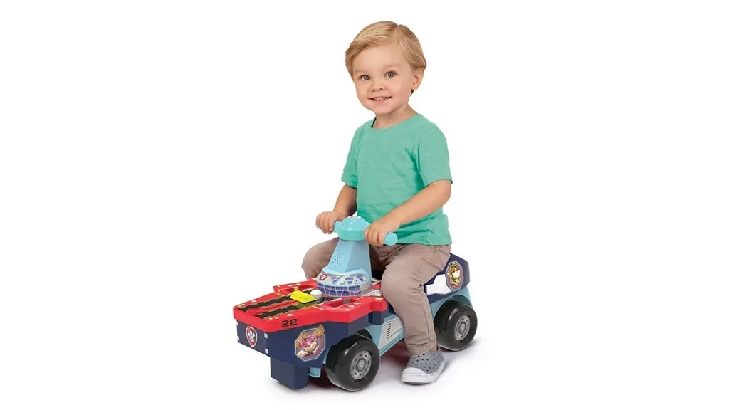 Deti sa môžu pustiť do akcie s lietadlovou nosičkou Mancs Őrjárat poháňanou na nohy.