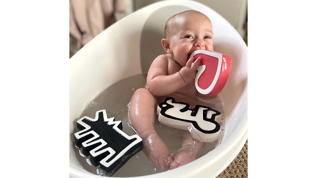 Tieto senzorické kúpeľové hračky Keitha Haringa sú také zábavné, že si s nimi budú chcieť hrať aj dospelí.