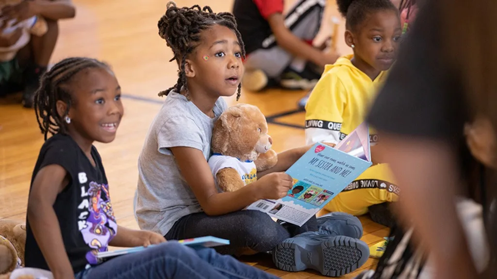Deti môžu pomôcť darovaním hračiek potrebným deťom sledovaním videí Pudgy Penguin