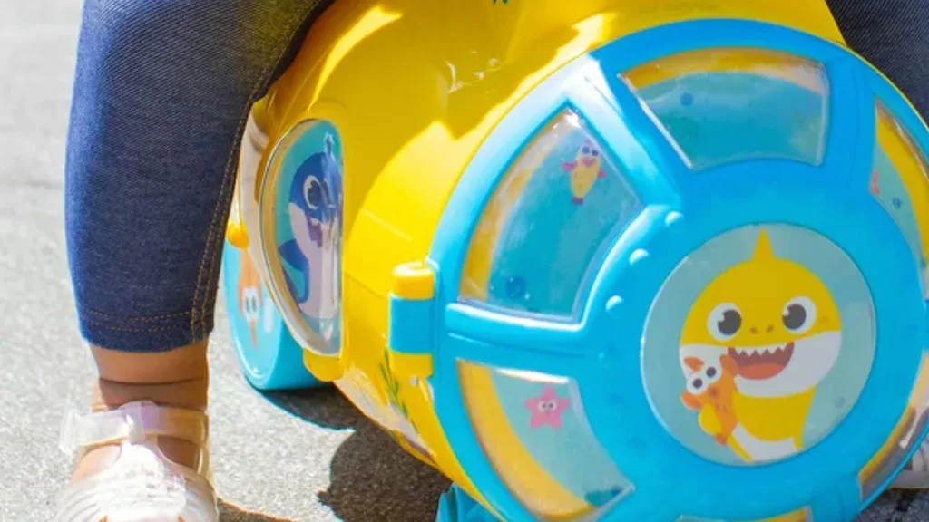 Deti môžu dupotať s hračkovým autom Dynacraft Baby Shark