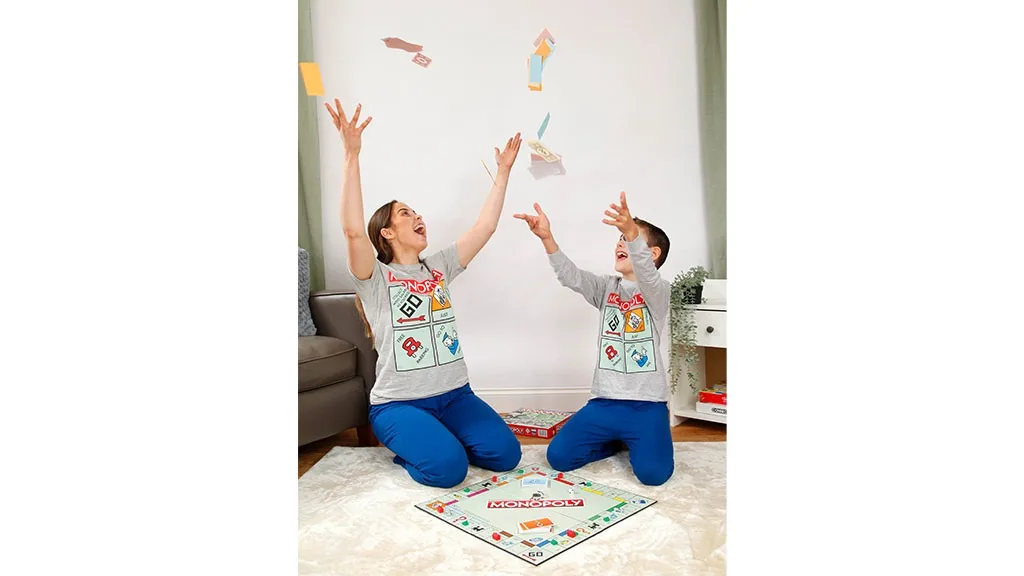 Rodina sa môže štýlovo obliecť na večer spoločenských hier v pyžamách s motívom spoločenských hier.