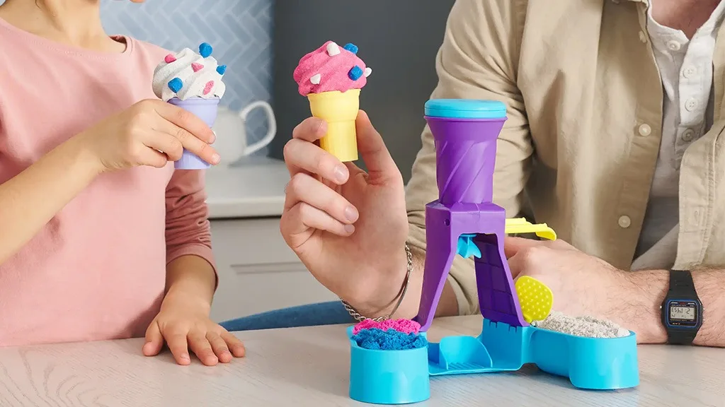 Kričím, ty kričíš za mäkkú zmrzlinu z Kinetic Sand.