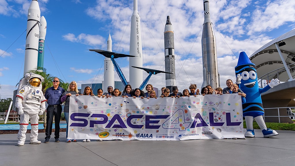 Crayola Space4All v Kennedyho vesmírnom stredisku inšpiruje deti, aby dosiahli hviezdy