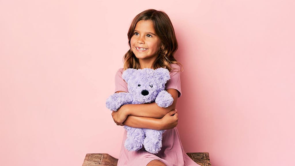 Warmies fialový kučeravý medvedík