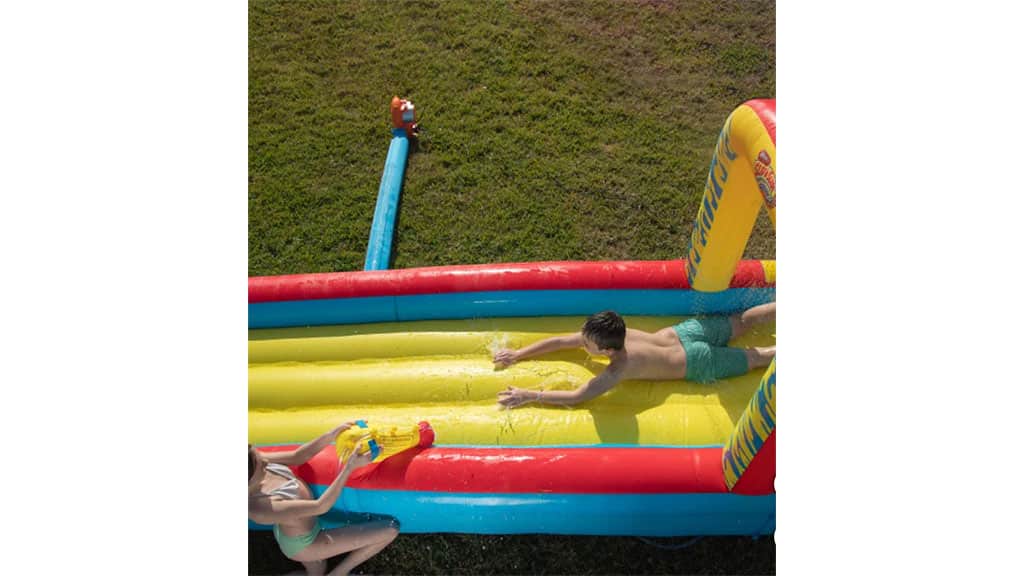 Rodiny sa môžu ponoriť do letnej zábavy s obnovenými nafukovacími šmykľavkami Wham-O.