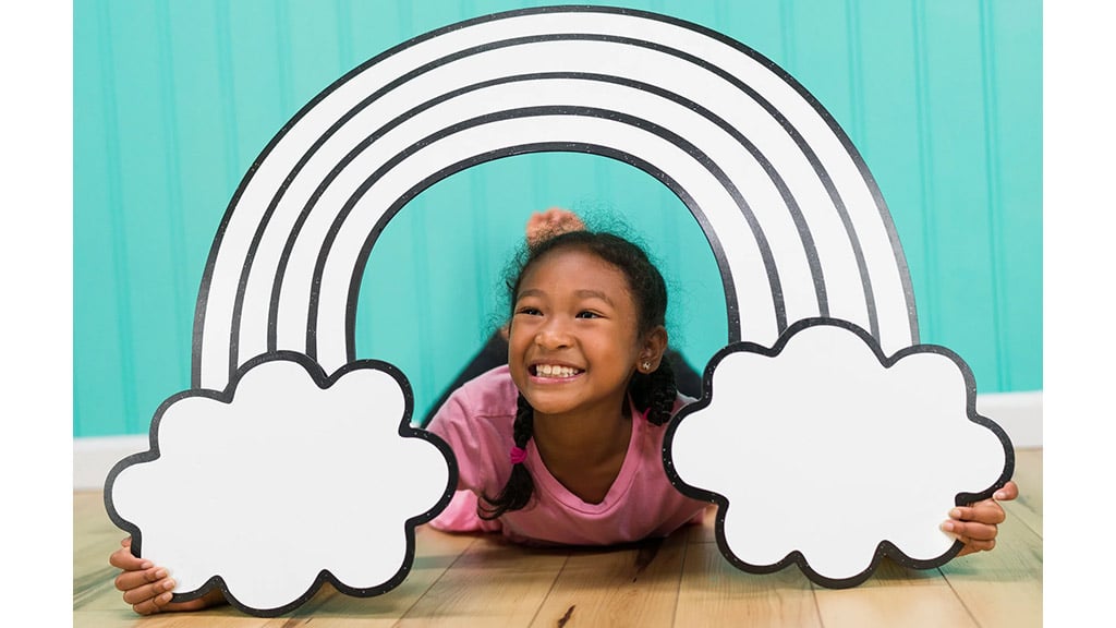 Omaľovateľná a zotierateľná nástenná dekorácia DoodleFace spája interiérový dizajn s tvorivým majstrovaním.