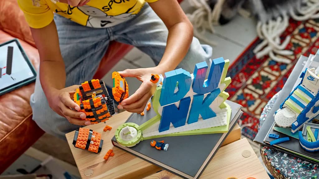 Nike a LEGO Group spájajú basketbal a stavebné kocky