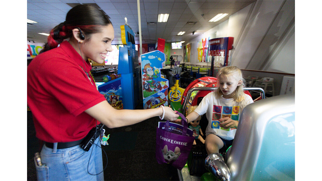 Chuck E. Cheese podporuje Národný mesiac povedomia o nepočujúcich rodinnými prekvapeniami
