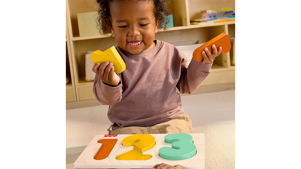 Deti sa môžu cieľavedome hrať s drevenou Montessori kolekciou Fisher-Price.