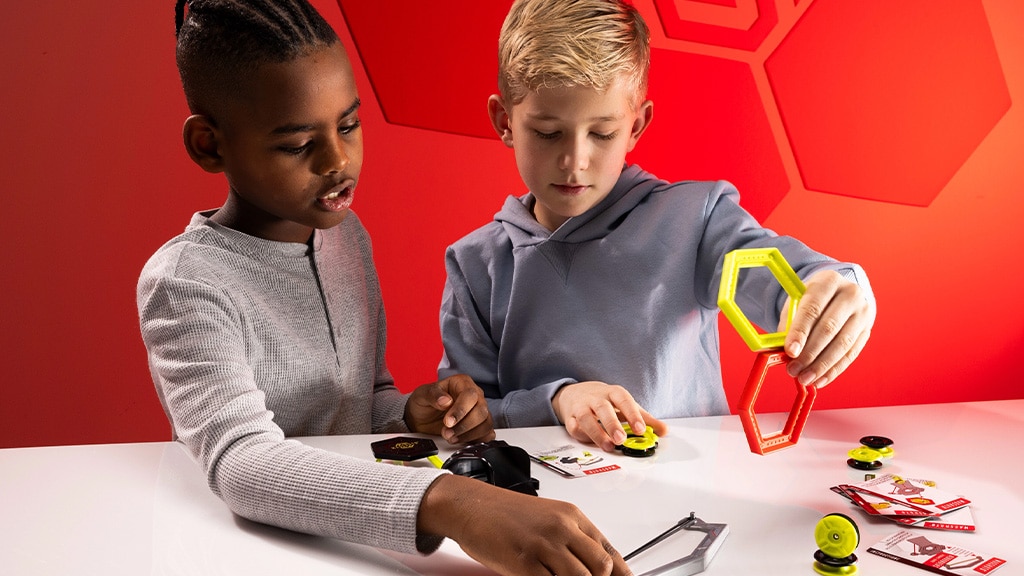 Fat Brain Toys: Magnetický kaskadérsky park