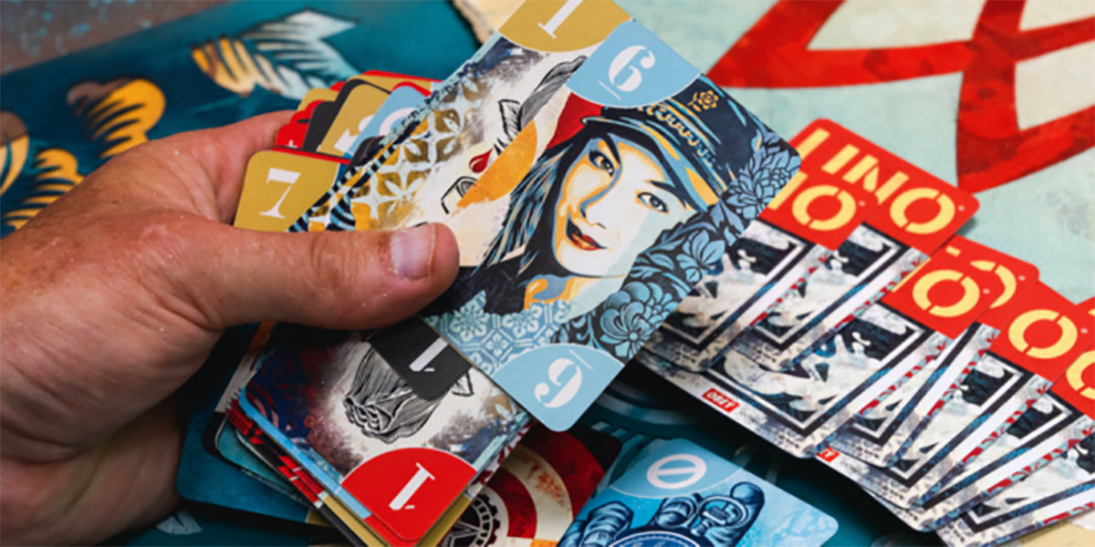 A Mattel környezetbarát UNO-t készít Shepard Fairey művész és aktivista közreműködésével
