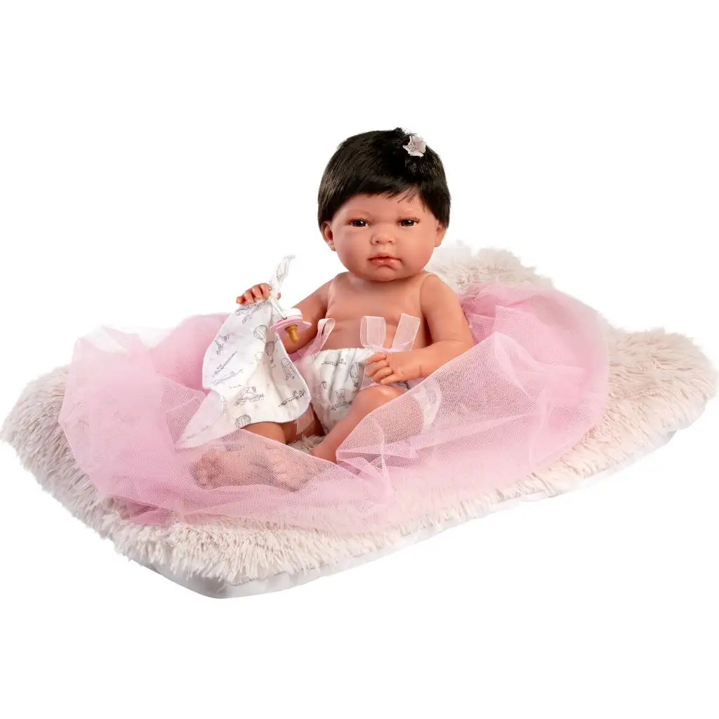 Llorens: Nica 40 cm bábika so sivým kožušinovým vankúšom kép 2