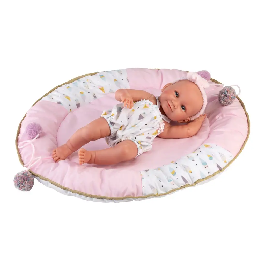 Llorens: Nica 40 cm novorodenec v oblečení s motívom zmrzliny s postieľkou kép 3