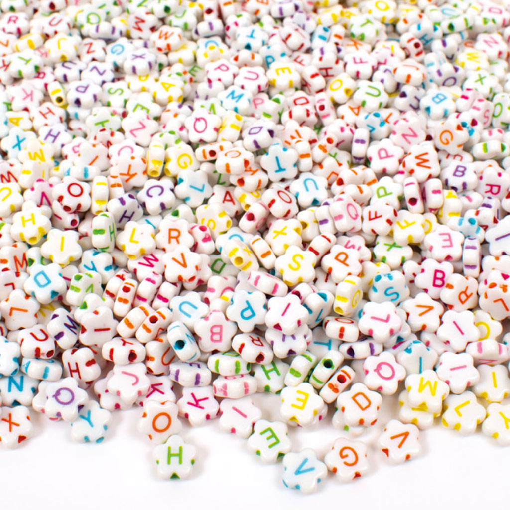 PlayBox: Sada písmenkových korálikov v tvare bieleho kvetu, 920 ks