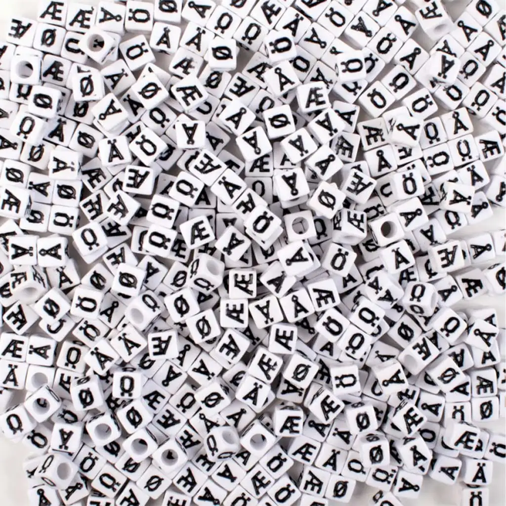 PlayBox: Špeciálne znaky z plastových korálok na vyšívanie, 300 kusov