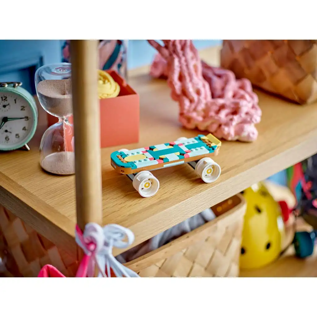 LEGO® Creator: Retro kolieskové korčule (31148) kép 4