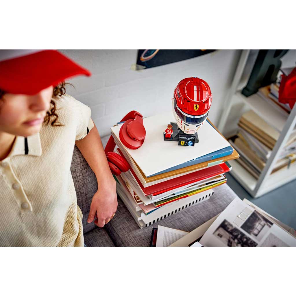 LEGO® Editions: Scuderia Ferrari HP Charles Leclerc sisakja (43014) kép 4