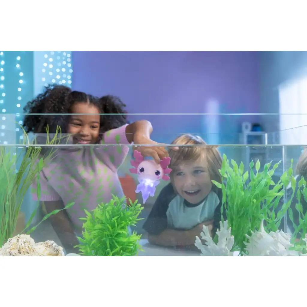 Let’s Glo Axolotl svietiaci vodný kamarát v ružovej farbe kép 3