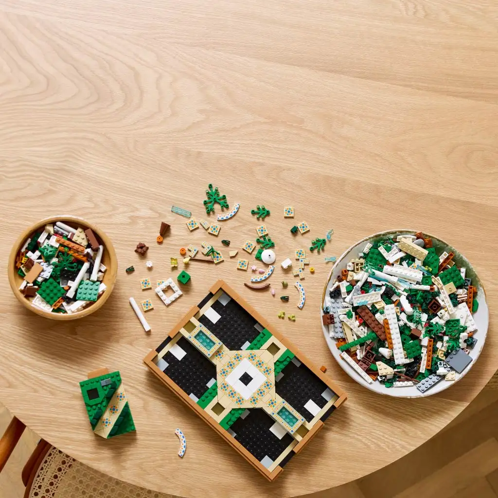 LEGO® Icons: Záhrada s fontánami (10359) kép 3