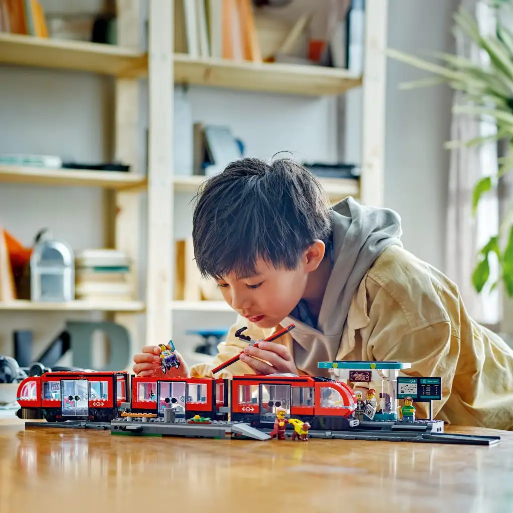 LEGO® City: Belvárosi villamos és megálló (60423) kép 3