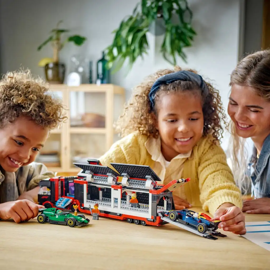 LEGO® City: F1® kamión, RB20 a AMR24 F1® autá s (60445) kép 4