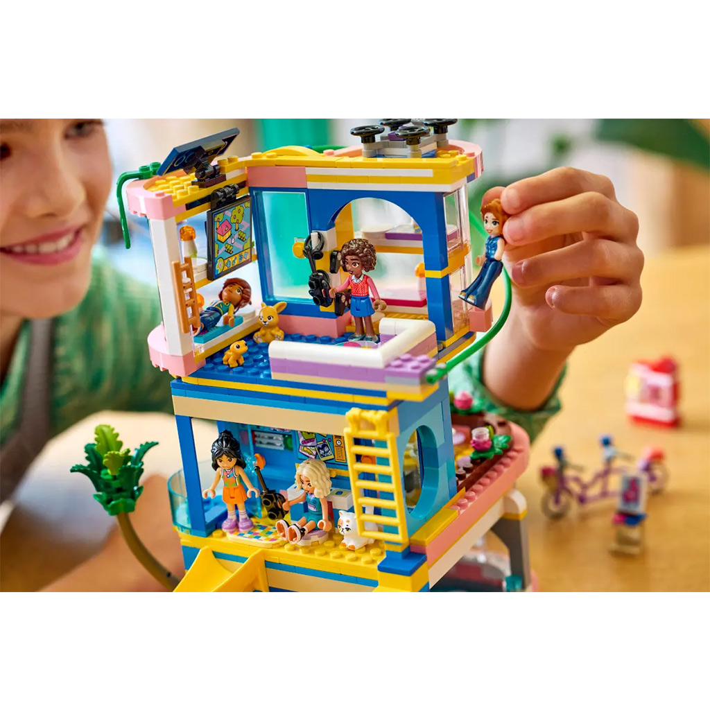 LEGO® Friends: Klubovňa v Heartlake City (42689) kép 8