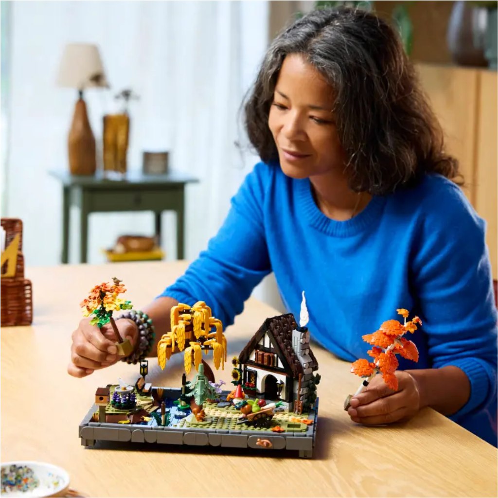 LEGO® Icons: Jesenná záhrada s domčekom (11372) kép 4