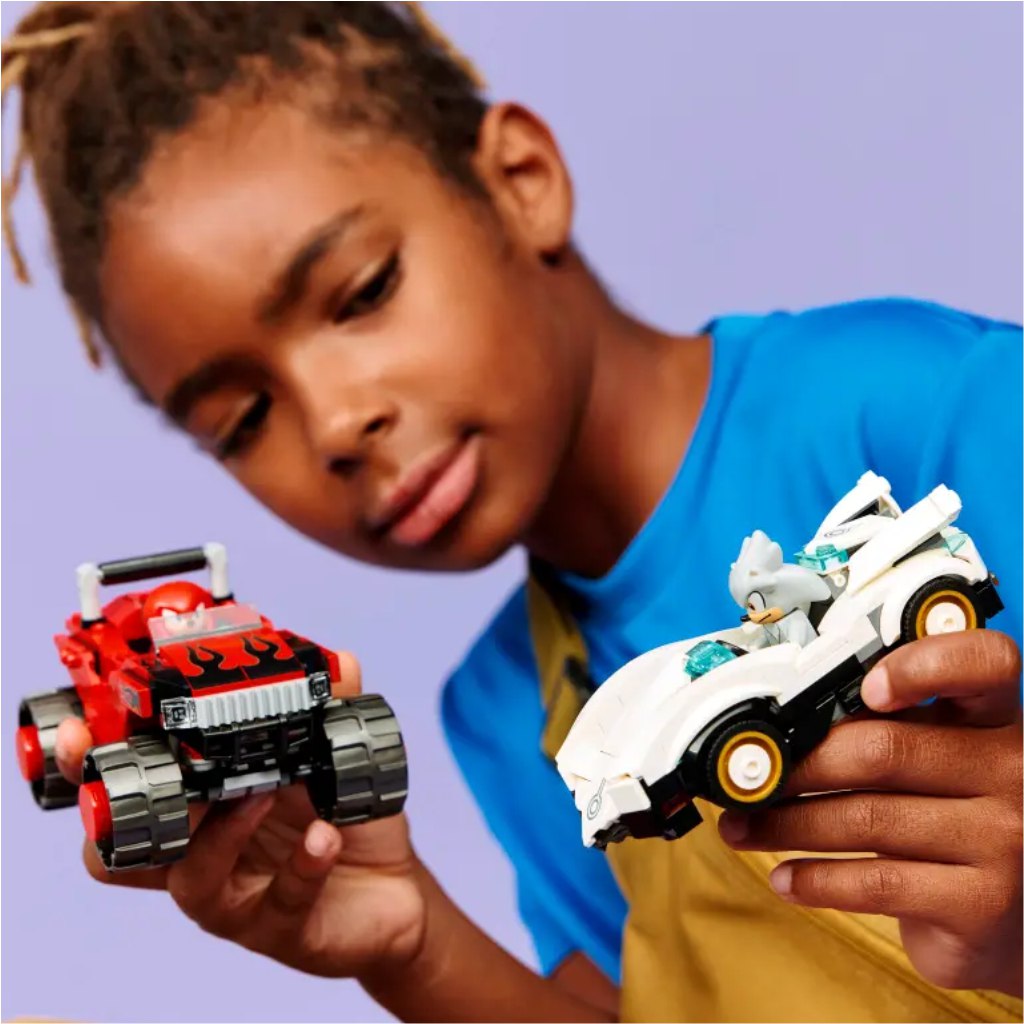 LEGO® Sonic the Hedgehog™: Strieborné auto proti Knucklesovmu monster trucku (77118) kép 5