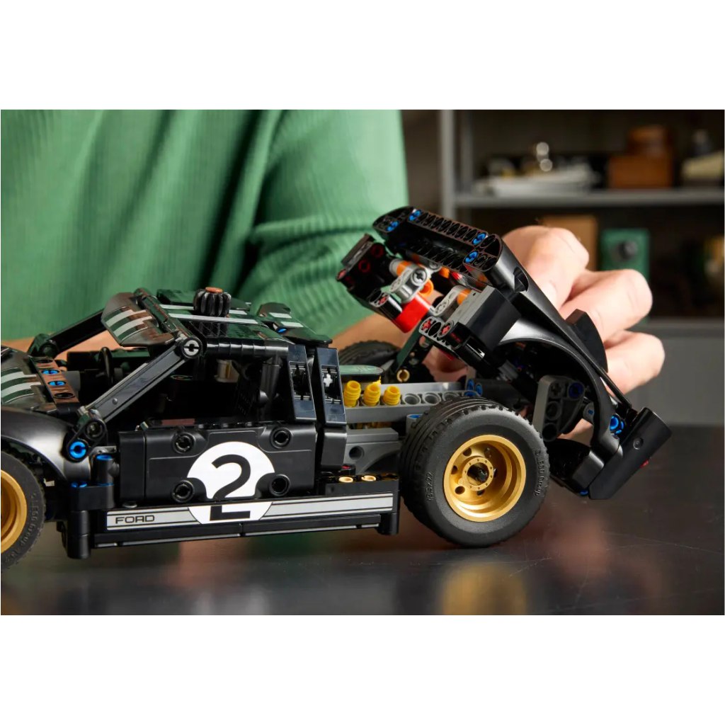 LEGO® Technic: 1966 Ford GT40 MKII pretekárske auto (42223) kép 6