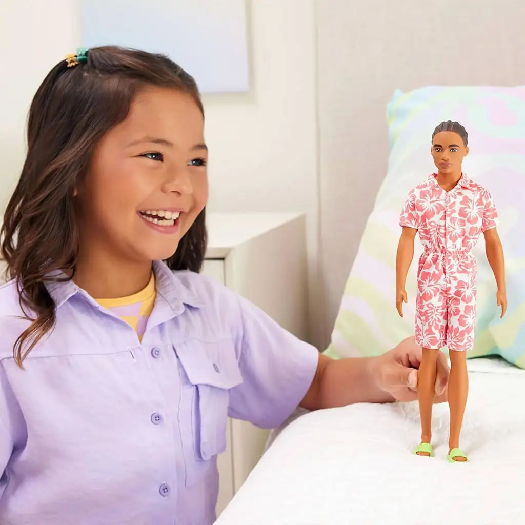 Barbie: Divatdiktátor Ken baba rózsaszín virágos ruhában - Mattel kép 3