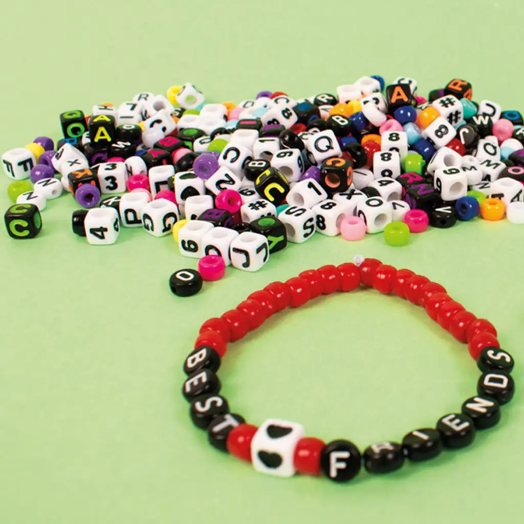 PlayBox: Farebné korálky s písmenami a číslami na navliekanie, 2000 ks korálková súprava kép 2