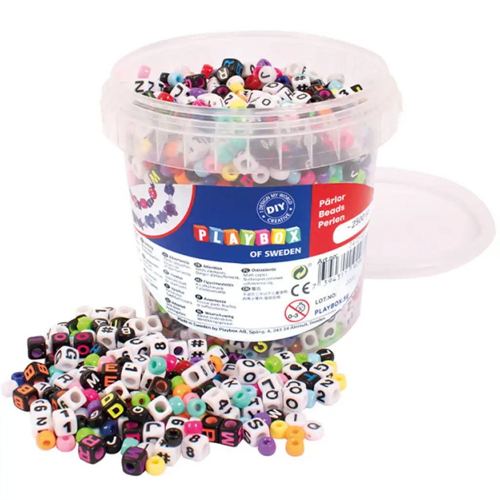 PlayBox: Farebné korálky s písmenami a číslami na navliekanie, 2000 ks korálková súprava