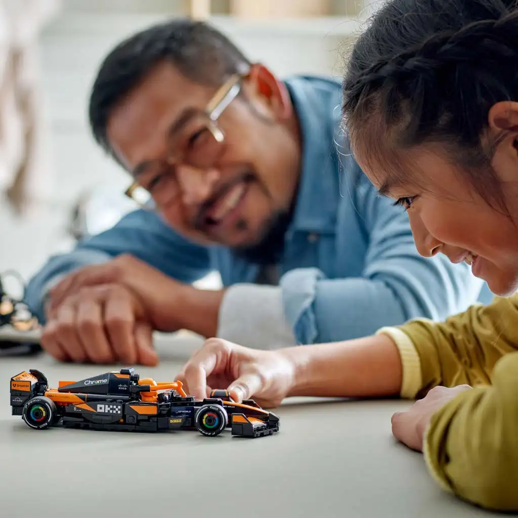 LEGO® Speed Champions: Pretekárske auto McLaren F1® Team MCL38 (77251) kép 4