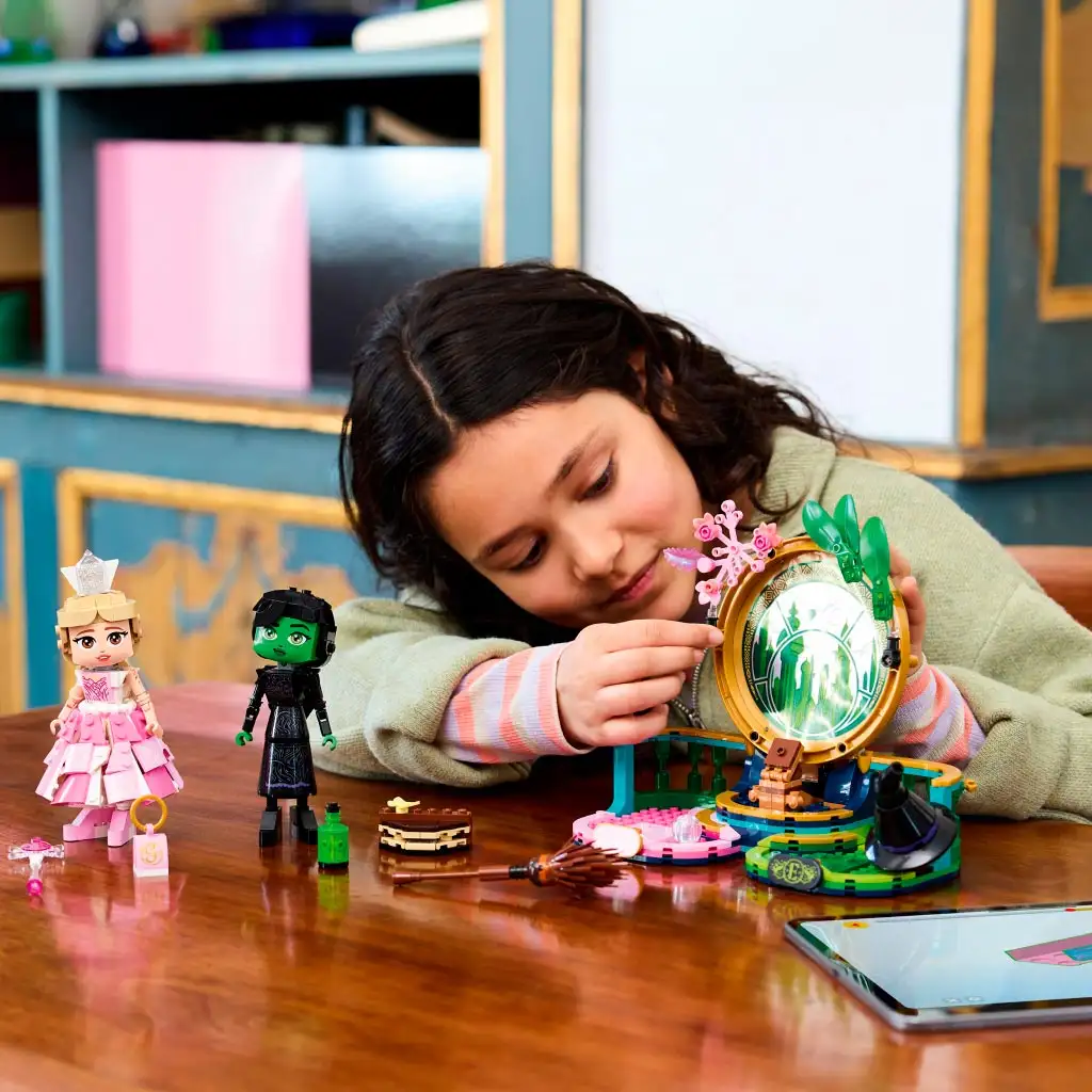 LEGO® Wicked: Elphaba és Glinda figurák (75682) kép 6